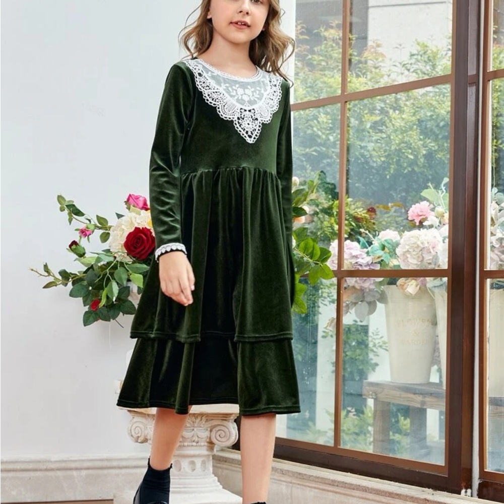 Girl green velvet lace dress in Size Jap140 (9-10Y)